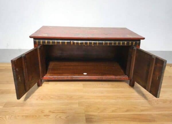 Tavolino-tibetano-interamente-decorato-2-sportelli