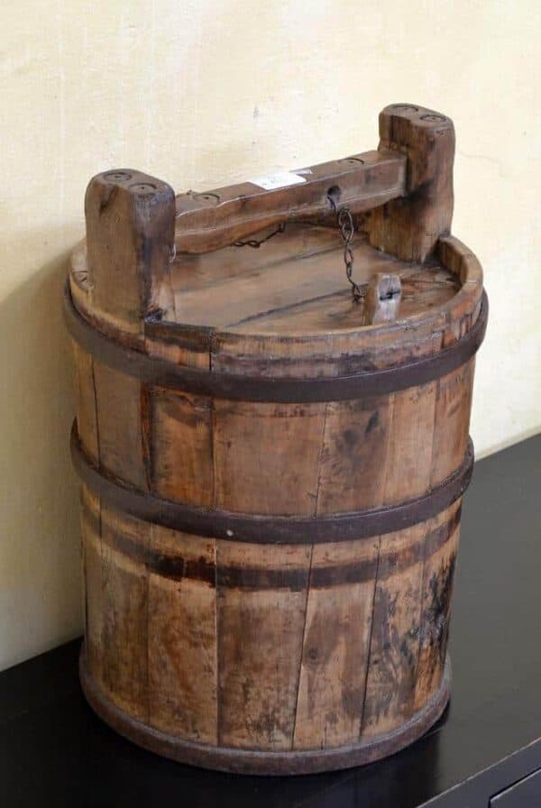 antico-secchio-cinese-porta-acqua