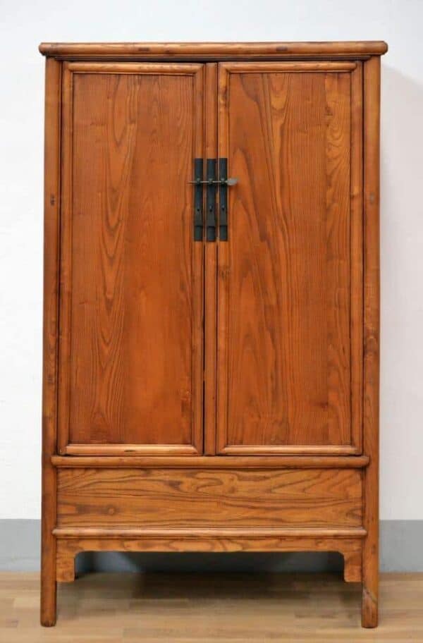 antico-armadio-cinese-in-olmo-massello-chiaro-a-trapezio