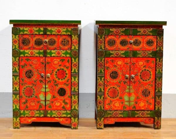 comodini-tibetani-lacca-arancio-interamente-decorati-2-sportelli