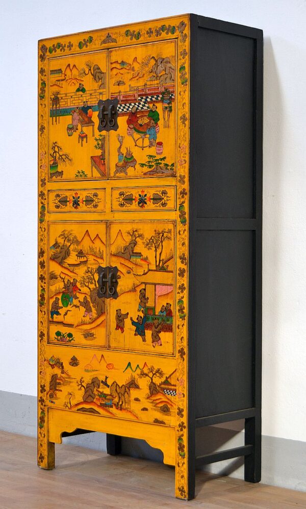 armadio-cinese-in-lacca-gialla-decori-in-oro