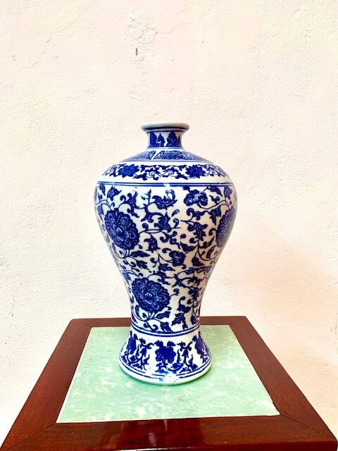 vaso-in-porcellana-bianca-e-blu-cina-decorato