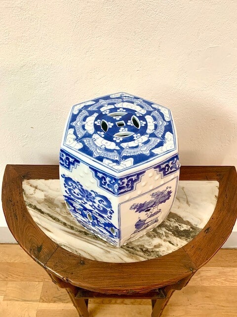 sgabello-cinese-in-porcellana-bianca-e-blu-decorato