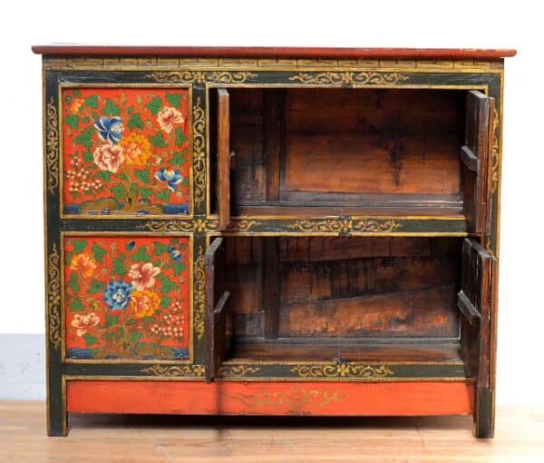 antico-mobile-tibetano-con-decori-policromi-floreali