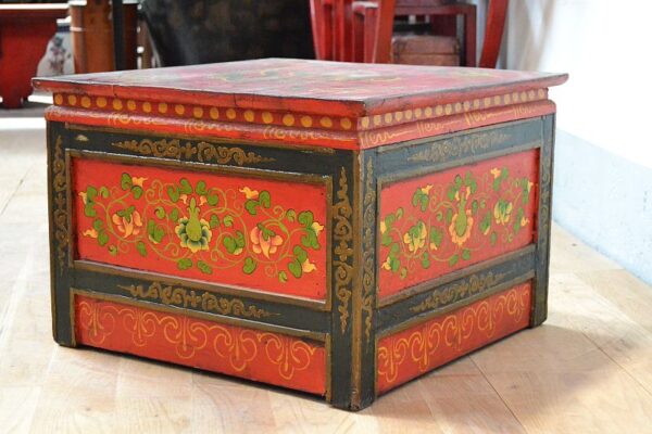 tavolino-tibet-con-decori-floreali-policromi