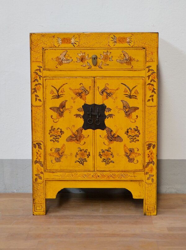 credenza-cinese-laccata-gialla-decori-in-oro-di-farfalle