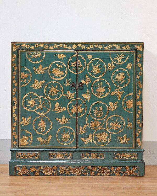 credenza-cinese-in-lacca-ottanio-con-decori-in-oro