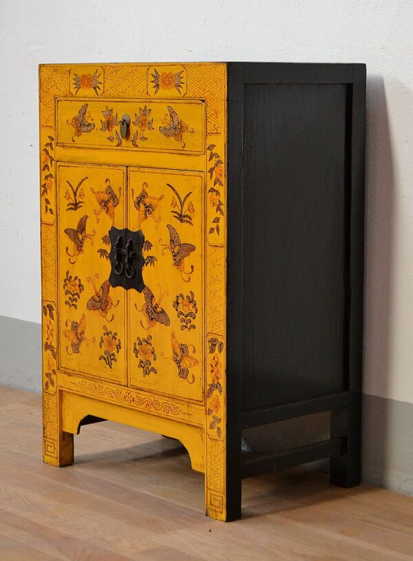 credenza-cinese-laccata-gialla-decori-in-oro-di-farfalle